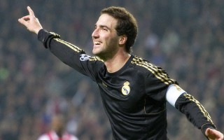 ayx|王峤生涯里程碑闪耀绿茵场，荣誉与坚持铸就辉煌篇章