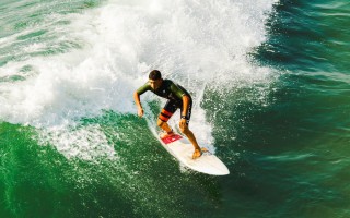 【爱游戏体育】足坛巨星的意外交汇，C罗与特朗普握手，梅西幽默反问我该离开吗？引发全球热议