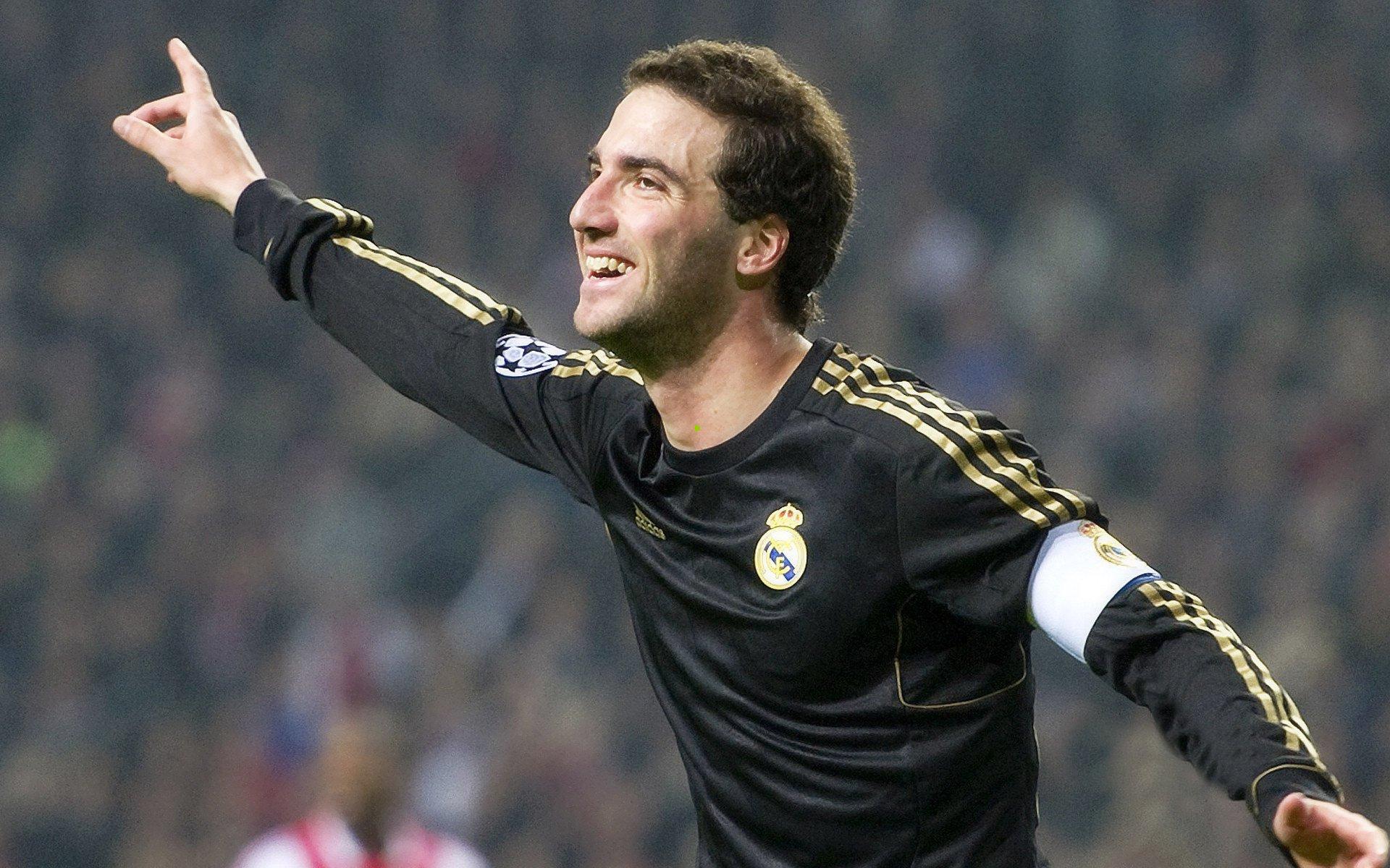 ayx|王峤生涯里程碑闪耀绿茵场，荣誉与坚持铸就辉煌篇章-第1张图片-爱游戏-爱游戏体育_爱游戏(AYX)官方网站-AI YOU XI